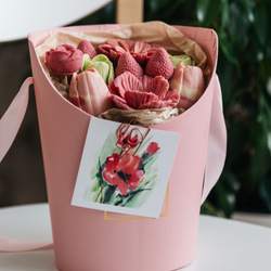 Шоколадный букет в коробке "Вкус Любви" из роз, тюльпанов, клубники, подарок любимой, на 8 марта, на День Рождения.