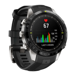 Спортивные часы Garmin MARQ Athlete (Gen 2), чёрный силиконовый ремешок Безель и корпус из титана, AMOLED-дисплей с куполообразным сапфировым стеклом. Ремешок с классической застёжкой — на запястье обхватом 135–213 мм