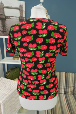 Футболка Pezzo с принтом клубники 42 размер, новая