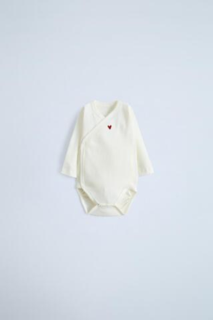 ZARA НАБОР ИЗ 3 БОДИ-КИМОНО С СЕРДЕЧКАМИ, ЭКРЮ