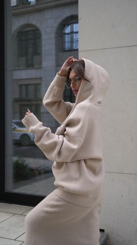 Бежевый женский костюм с юбкой