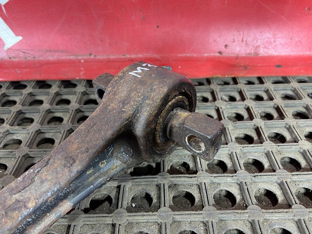 Тяга реактивная задняя