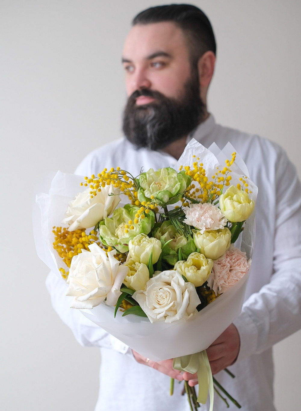 Весенний букет с мимозой, тюльпанами Авангард и розами Вегги и Плая Бланка