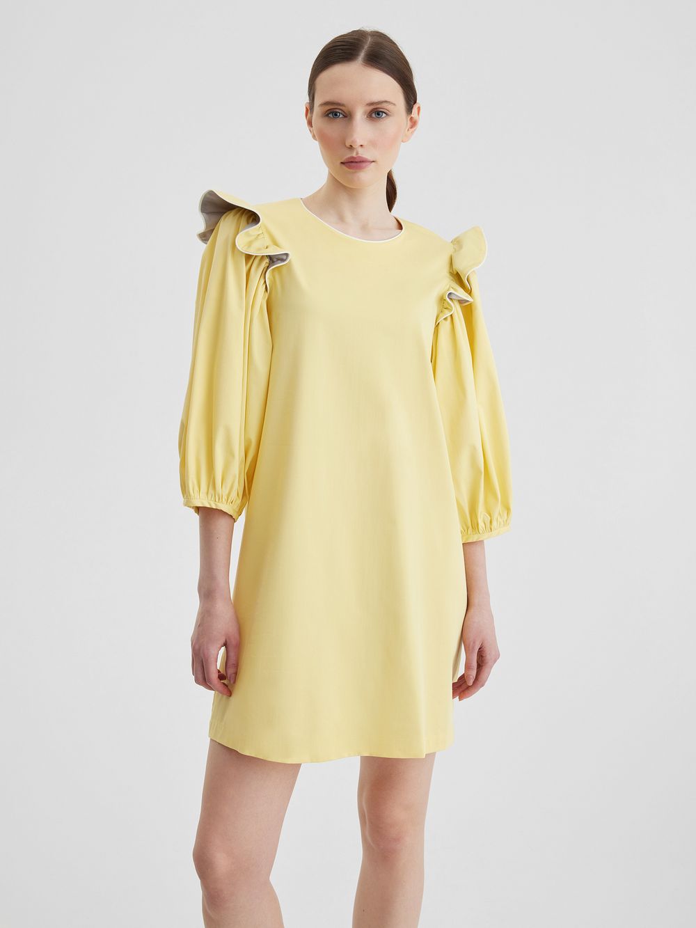 Платье с воланами светло-желтого цвета