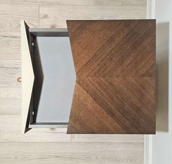 Тумбочка-столик Teorema, бежевая экокожа, шпон ореха