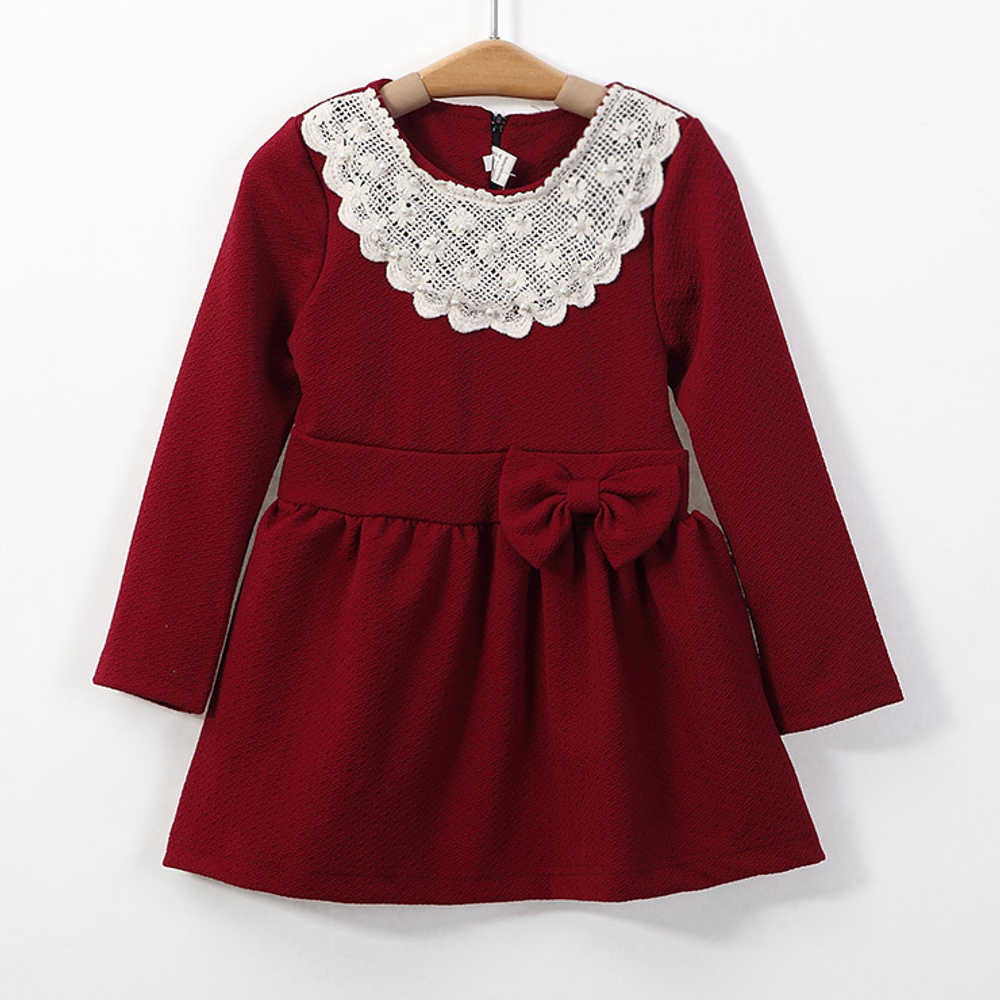 Платье однотонное с контрастным кружевным воротником и бантом