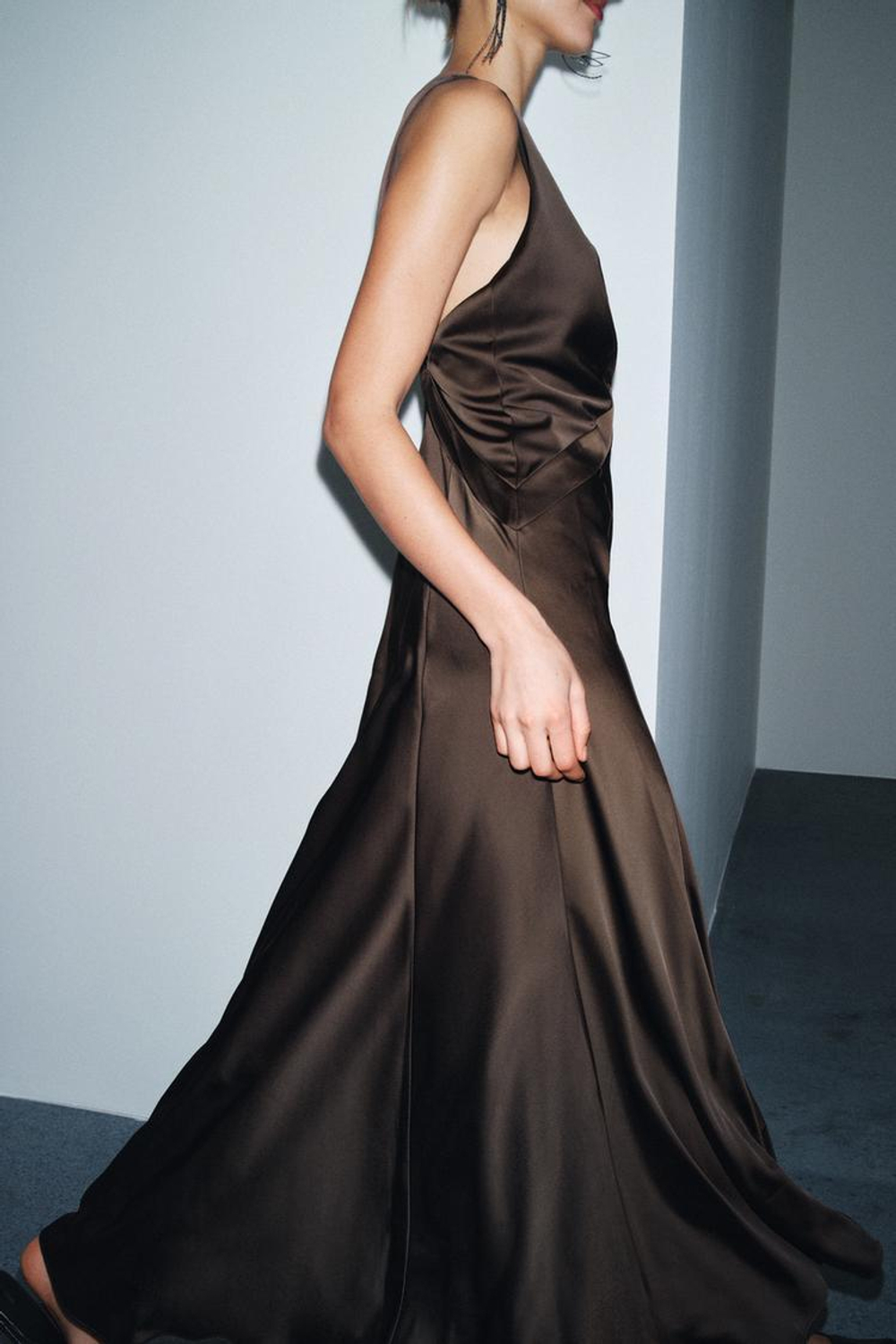 ZARA ДЛИННОЕ АТЛАСНОЕ ПЛАТЬЕ ZW COLLECTION LIMITED EDITION, ТЕМНО-КОРИЧНЕВЫЙ