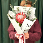 Протея и эвкалипт в стильном оформлении