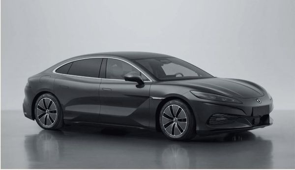 Роскошный седан Denza Z9 поступит в продажу в начале декабря по цене от 46 200 долларов США