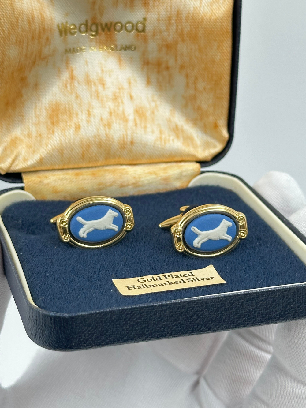 Запонки синие с собаками Wedgwood