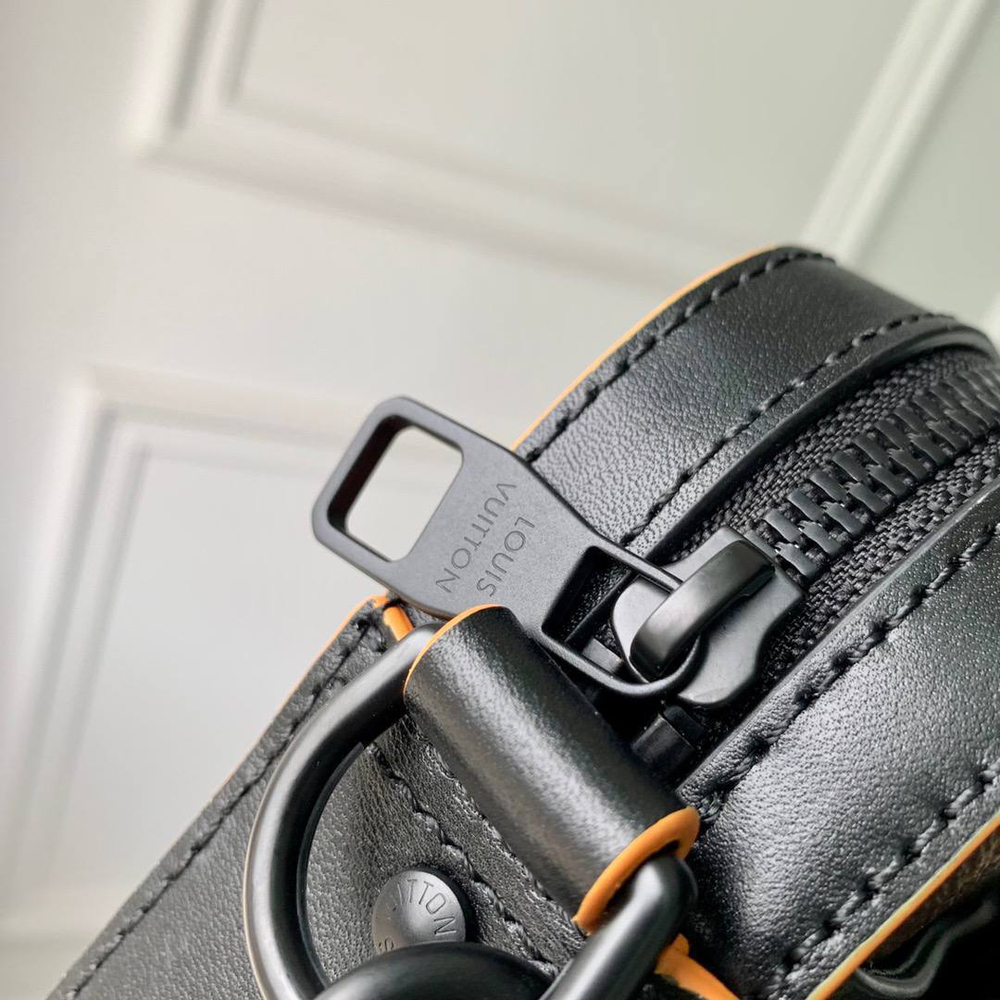 Сумка-мессенджер Louis Vuitton