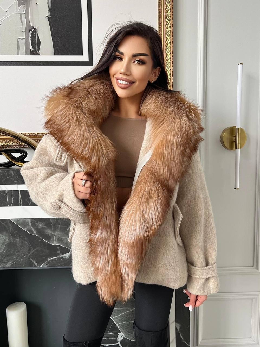 Зимний пуховик - бомбер из шерсти с мехом лисы