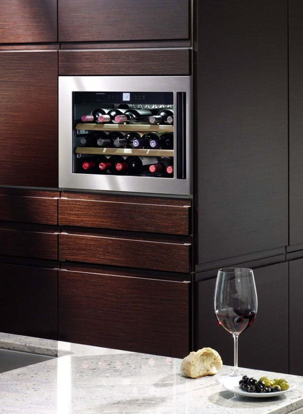 Встраиваемый винный шкаф Liebherr WKEes 553