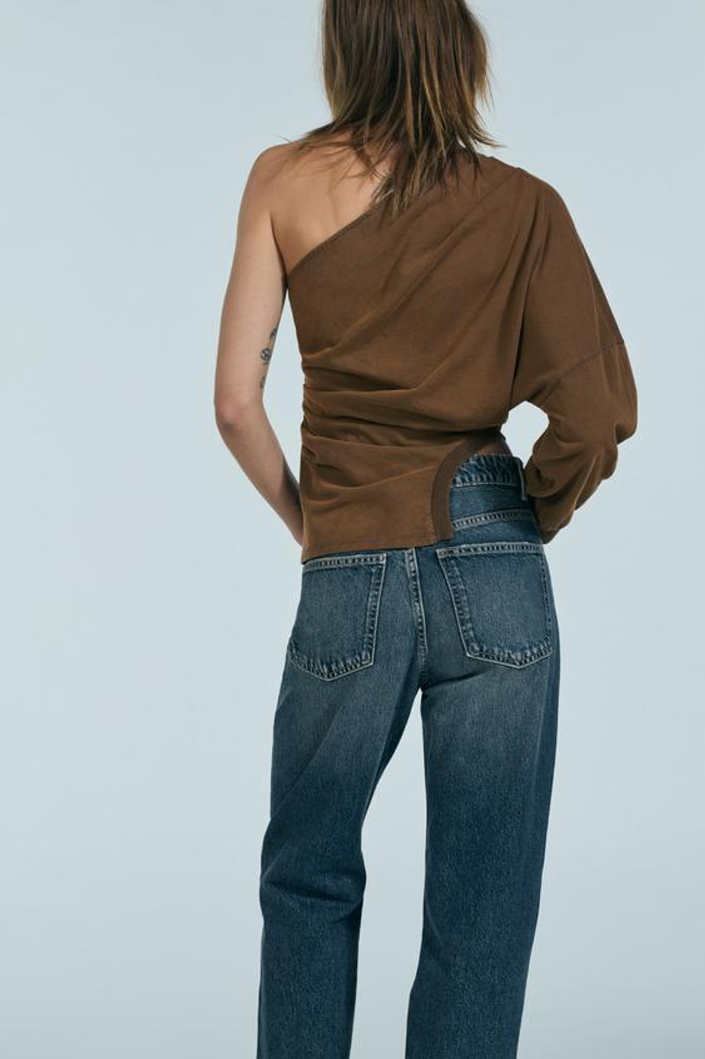 ZARA АСИММЕТРИЧНЫЙ ТОП С ЭФФЕКТОМ ПОТЕРТОСТИ, СВЕТЛО-КОРИЧНЕВЫЙ