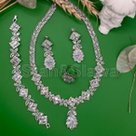 Набор ювелирных украшений из четырех предметов.