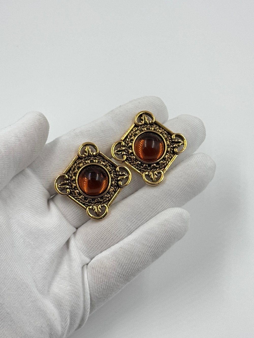 Серьги с коричневыми кабошонами Avon
