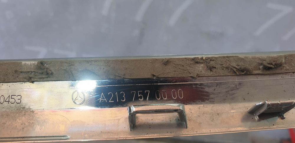 Молдинг крышки багажника Mercedes E (W213) 16-21 Б/У Оригинал A2137570000