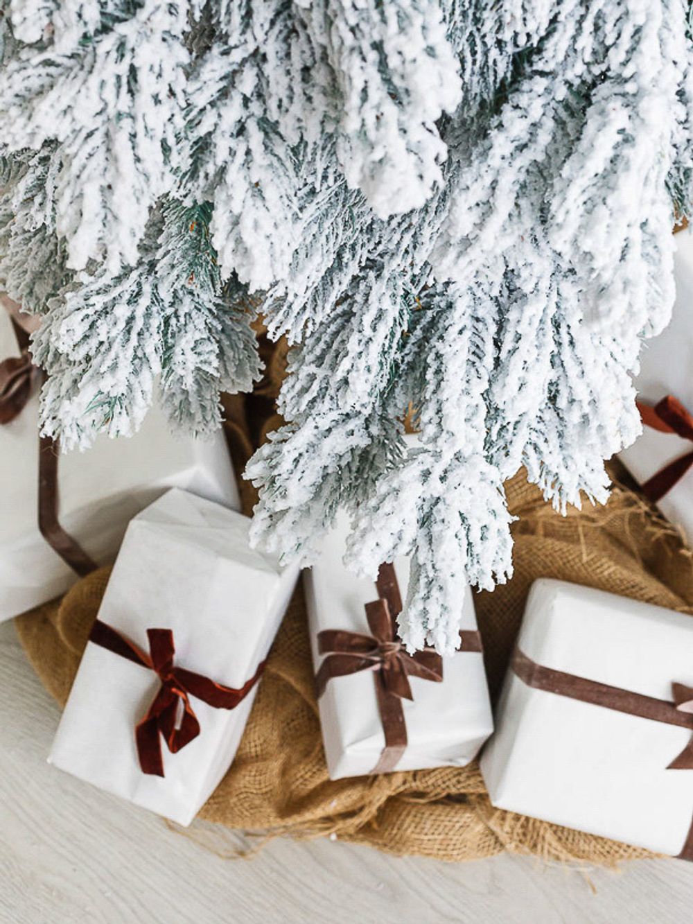 Заснеженная ель на ножке «Венето» (Литая хвоя) 210 см / 2,1 м