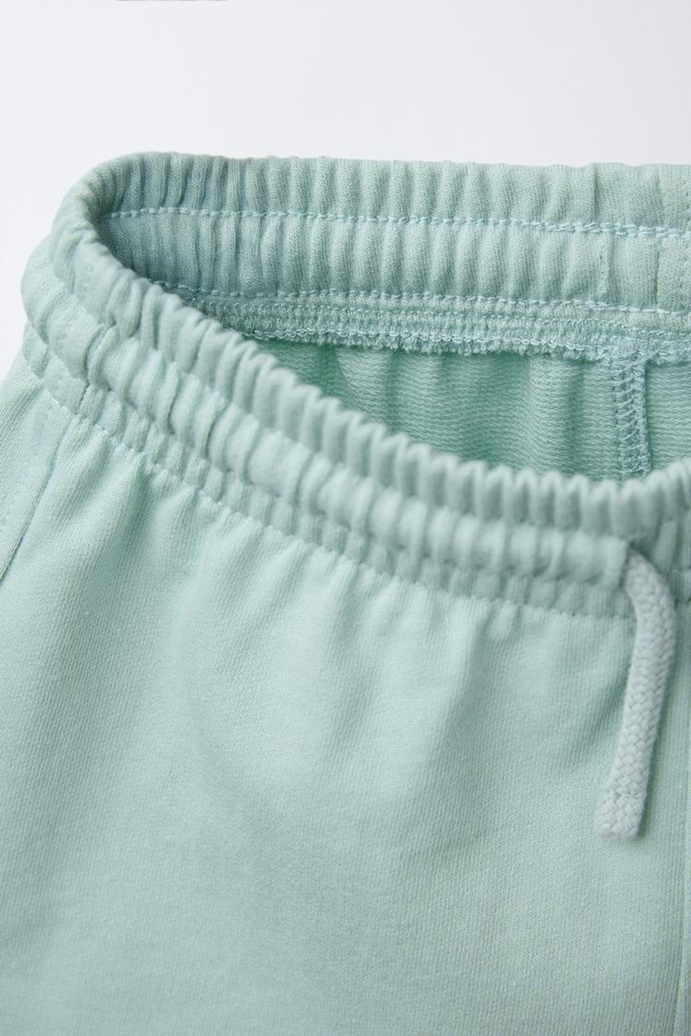 ZARA КОМПЛЕКТ ИЗ ФУТБОЛКИ И ШОРТОВ-ДЖОГГЕРОВ В СТИЛЕ КОЛОР-БЛОК, ЗЕЛЕНОВАТО-СИНИЙ