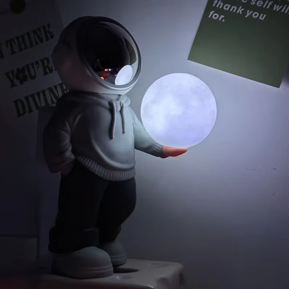 Ночник космонавт с луной в руке