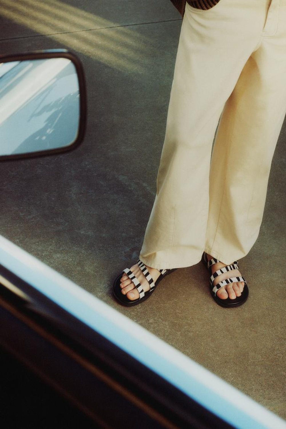 ZARA КОЖАНЫЕ САНДАЛИИ С АНИМАЛИСТИЧЕСКИМ ПРИНТОМ, ЧЕРНЫЙ