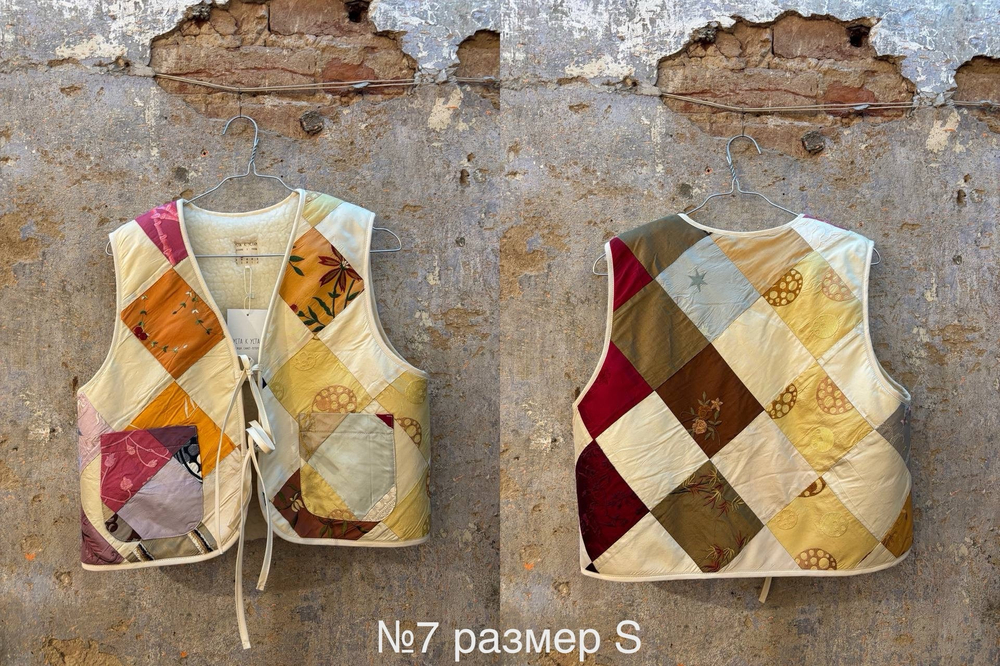 Жилет на двух завязках из шелка с мехом