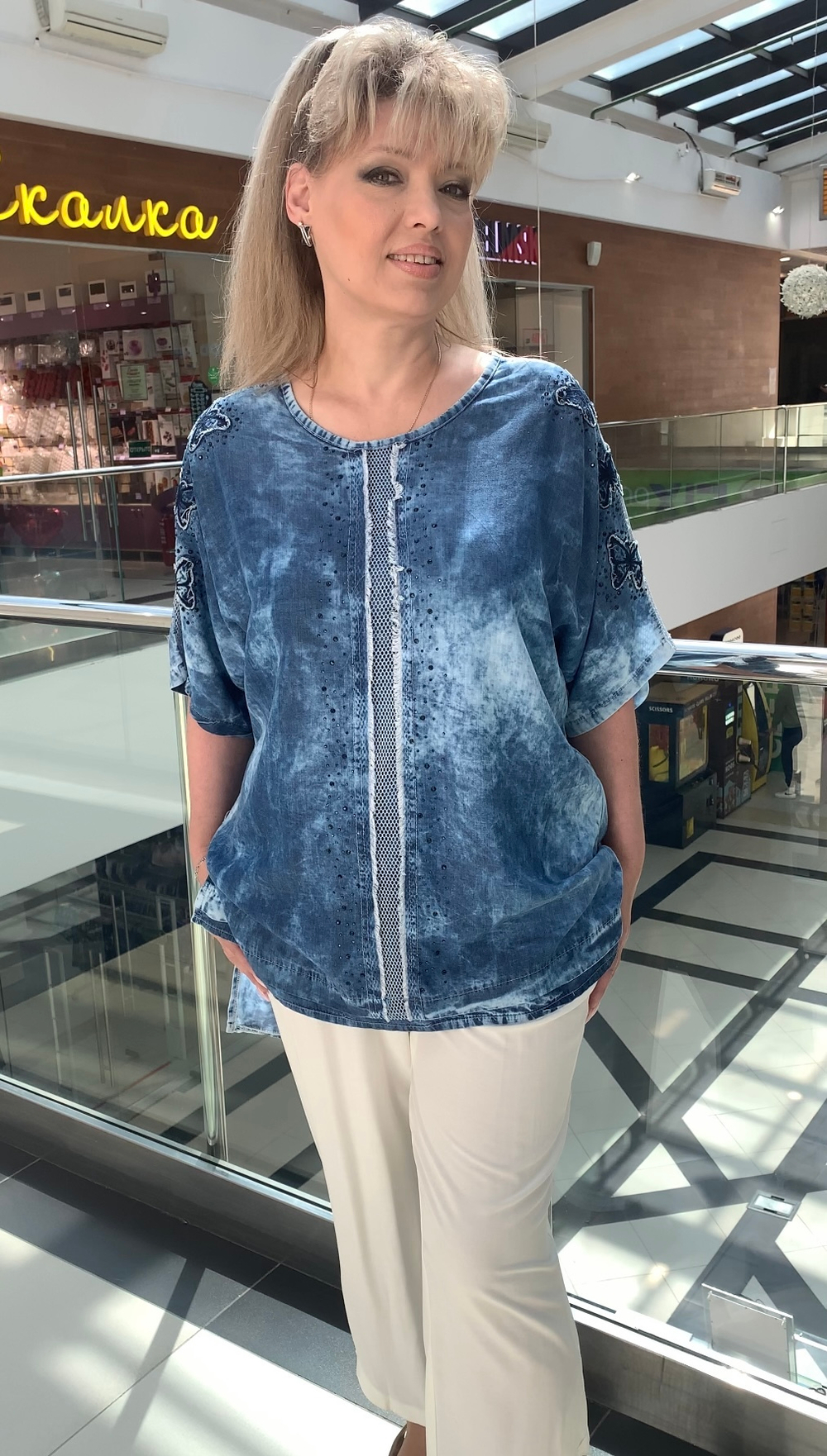 Удлиненная туника с сетчатыми вставками по плечам и аппликацией