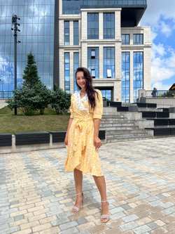 Платье желтое на запах из вискозы