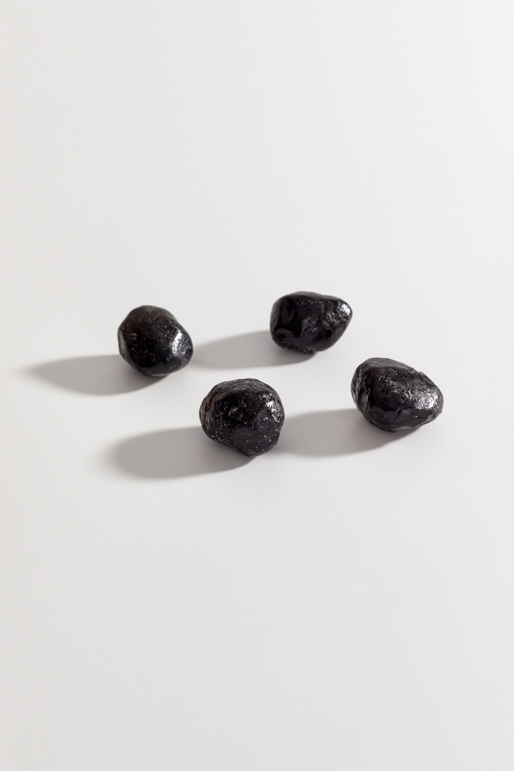 Обсидиан «Слёзы Апачей» галтовка крупная