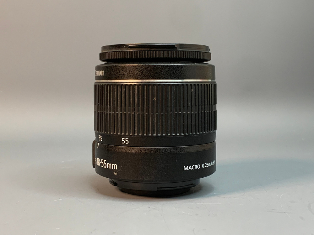 Canon 1100D kit 18-55mm 3.5-5.6 III 4.200 кадров