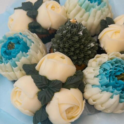 Зимний букет капкейков из нежных хризантем, мини-пионов и ели по центру