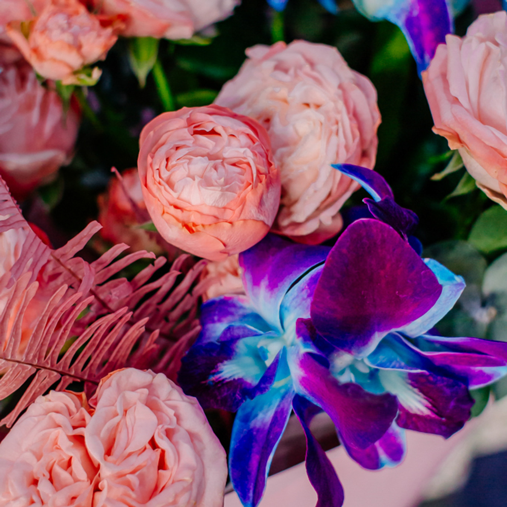 79. Необычный нежный букет с синими орхидеями