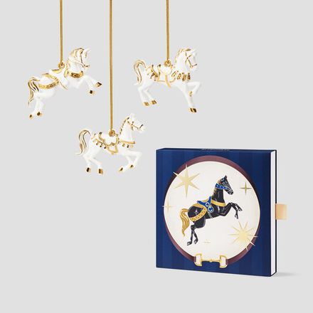 Тройка белых лошадей