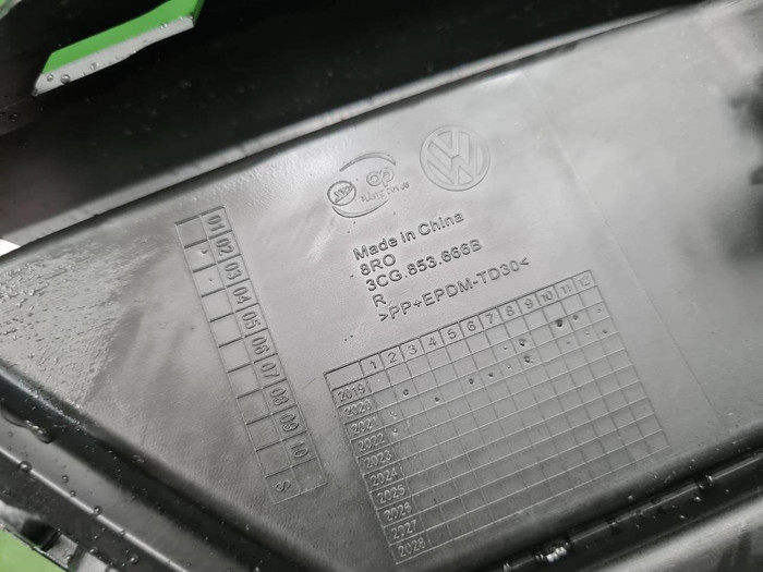 Накладка переднего бампера RH VW Teramont (21-нв)