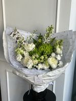 Букет из гортензии, дельфиниума, хелеборуса, пионов и лизиантуса