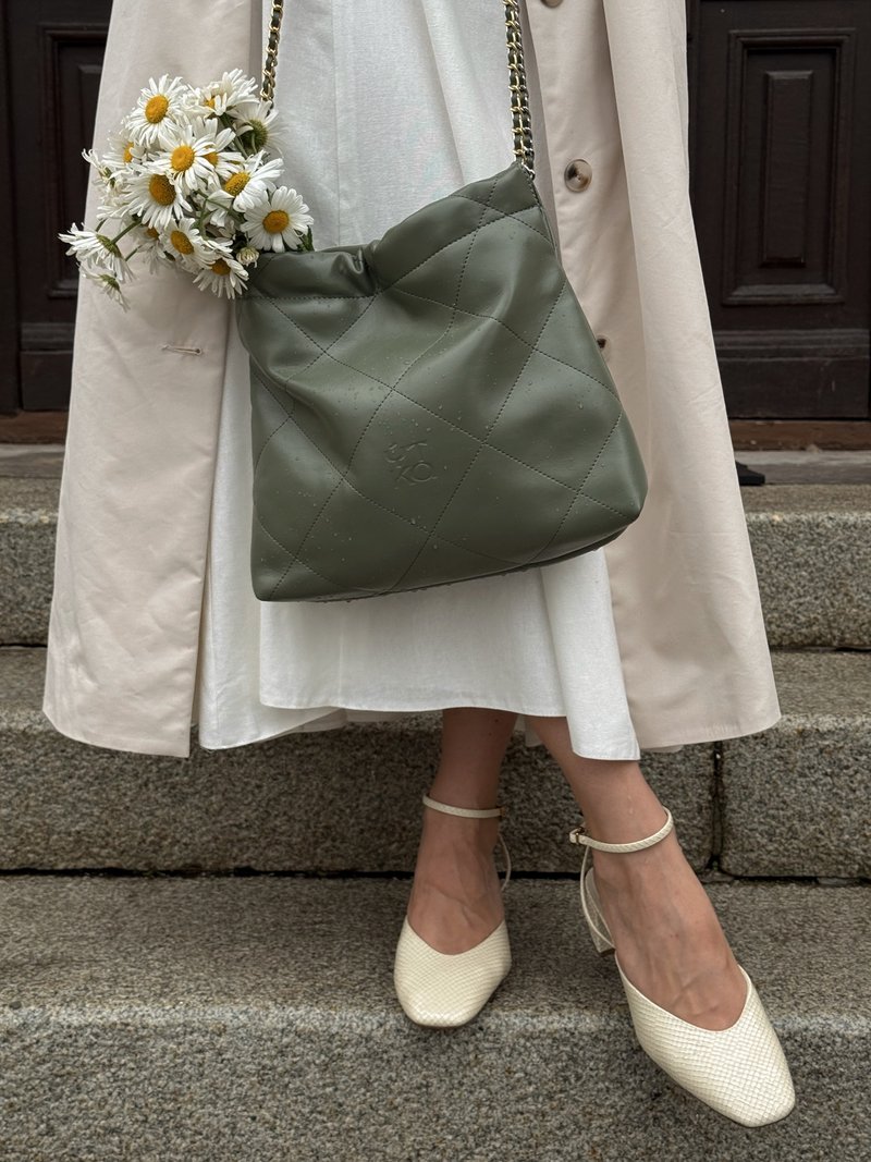 STELLA mini оливковая - небольшие вмятины на сумке, следы от цепочки на маленькой сумочке 50