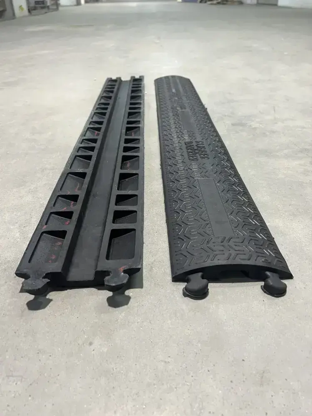 Гибкий кабель-канал для проводов (кабельный трап, капа) резиновый, черный, напольный, 1 канал 39*15 мм., 1000мм*140мм*25мм