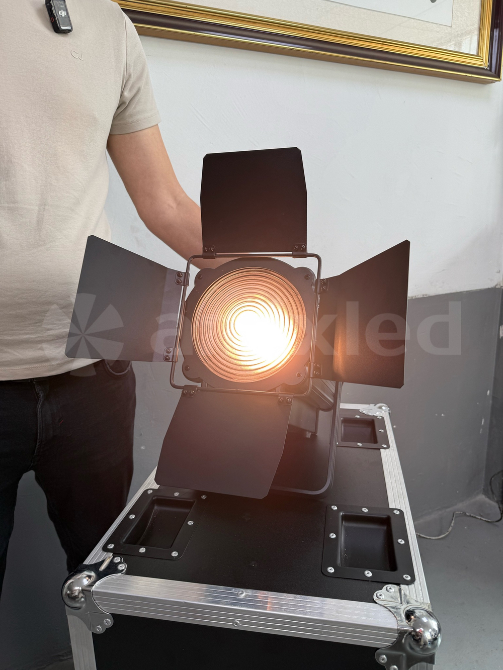 Прожектор с лизой френеля Amixled 100 ZOOM FRESNEL