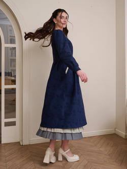 Платье с квадратным вырезом