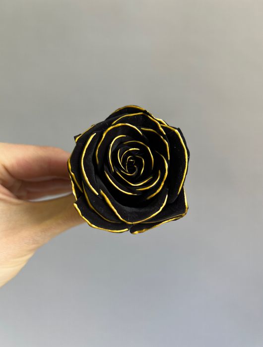 Роза классическая черно-золотая d=4-5 см (упак 8 шт)