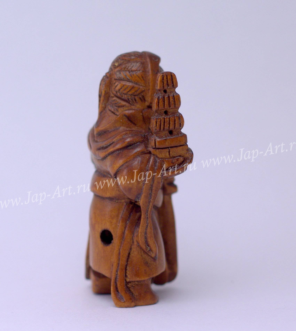 Нэцкэ Воин с мечем и пирамидой