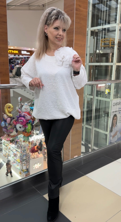 Белый туника-блузон со сьемной брошью