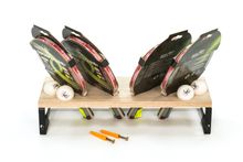 Полка для ракеток и мячей "Классик" навесная с держателем для полотенца (светлая)