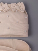 Шапка для девочки на осень с бусинами и снуд