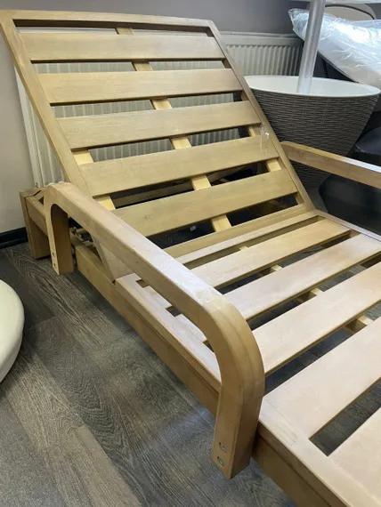 Шезлонг Rimini из массива акации с бежевым матрасом