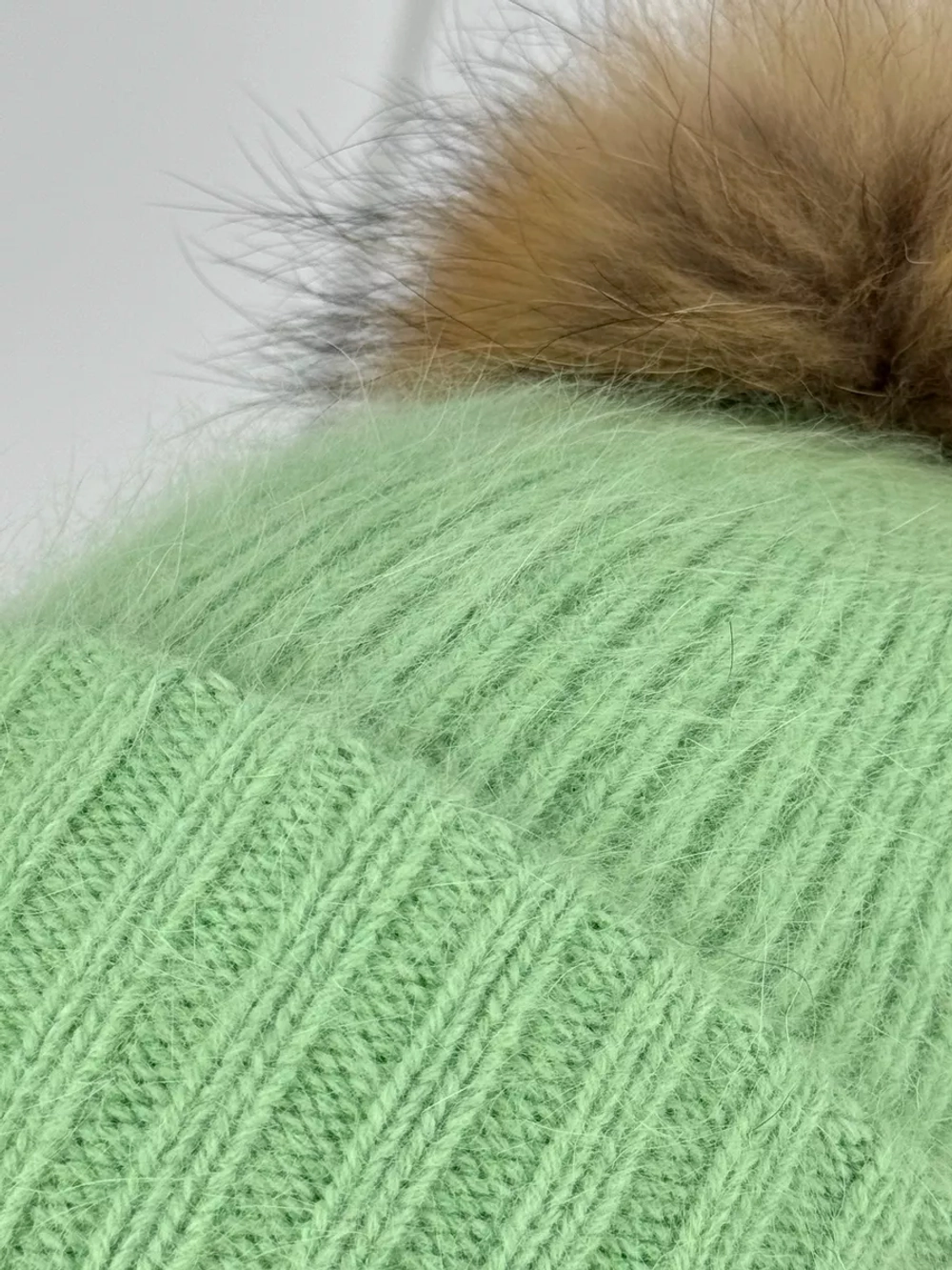 шапка ангора с меховым помпоном зимняя пушистая стильная