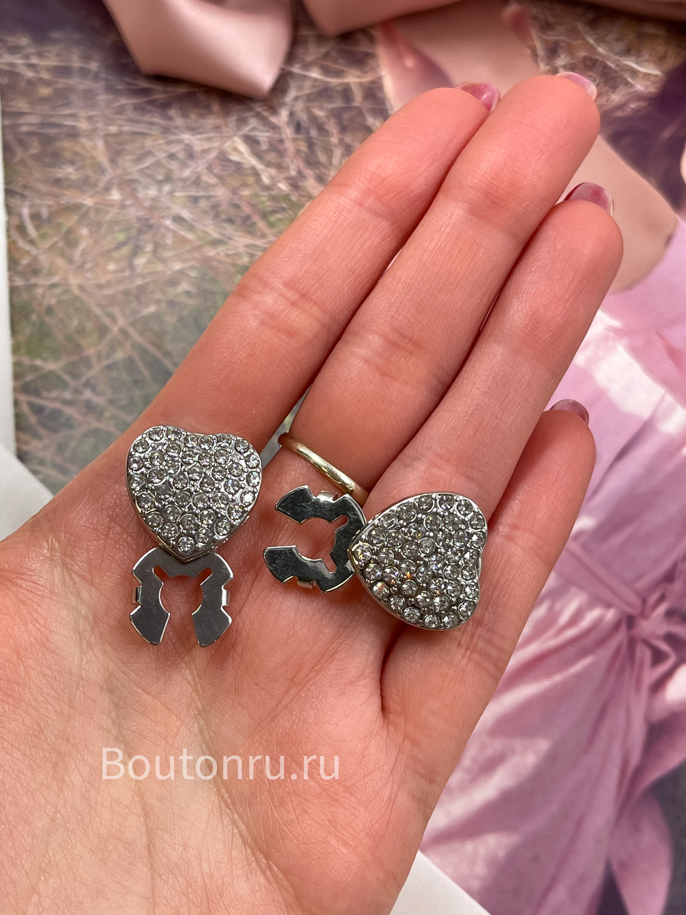 Накладка на пуговицу серебристая со стразами в форме сердца