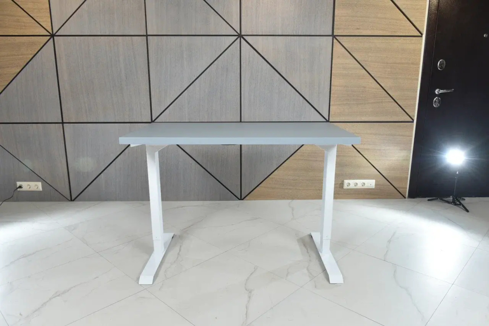 Регулируемый компьютерный стол Bazalt с регулировкой по высоте — столешница МДФ Серый