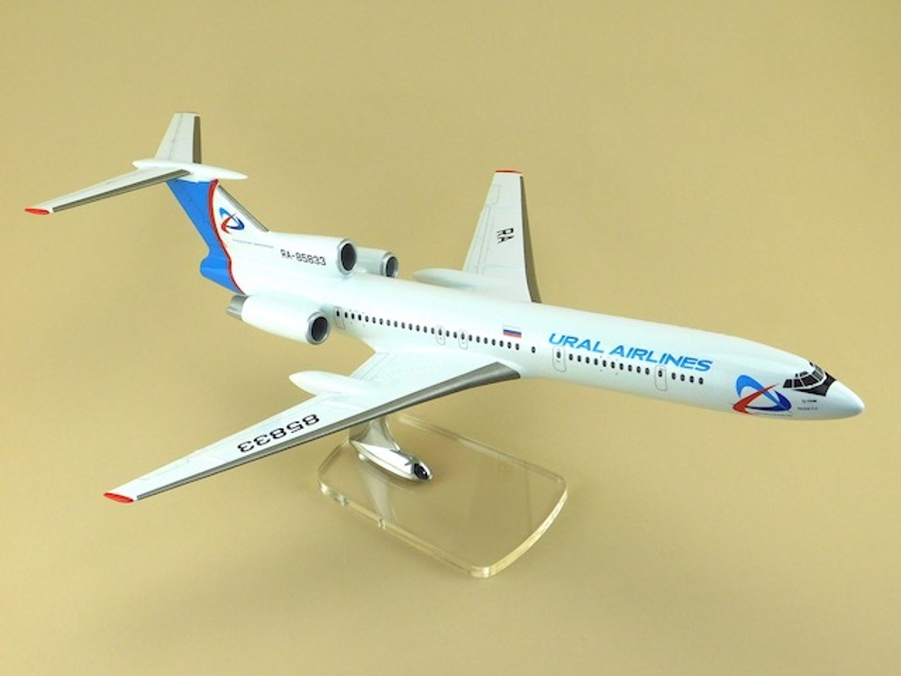 Модель самолета Ту-154М (М1:100, Ural Airlines)