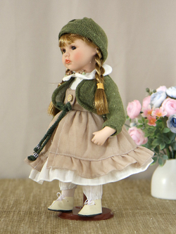 Кукла фарфоровая 12' на подставке